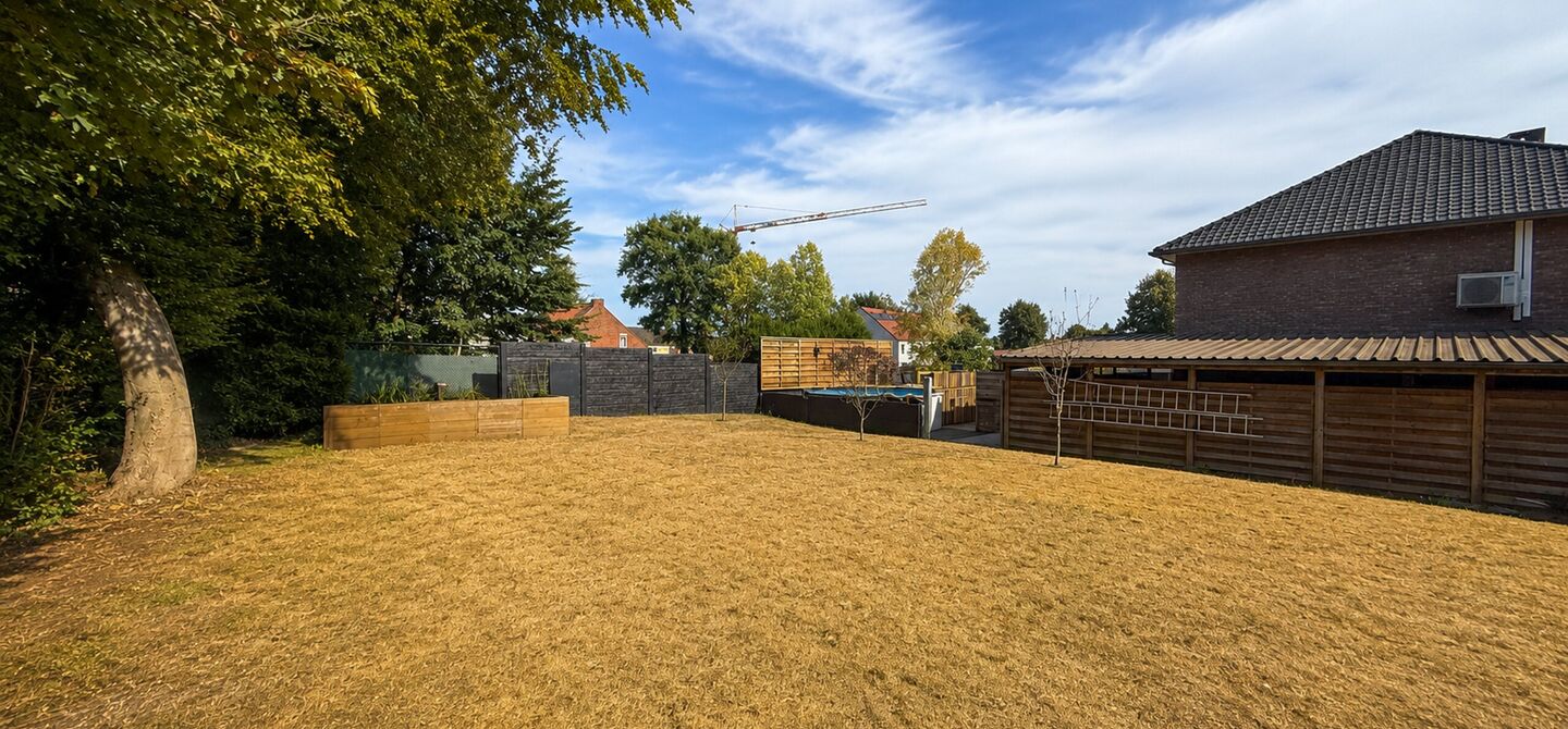 Opendeurdag op zondag 25 oktober van 10u tot 12u!
Iedereen welkom om vrijblijvend een kijkje te komen nemen. We verwelkomen jullie graag!
Deze ruime woning werd volledig opgefrist in 2025 en biedt een aangename combinatie van comfort, ruimte en function
