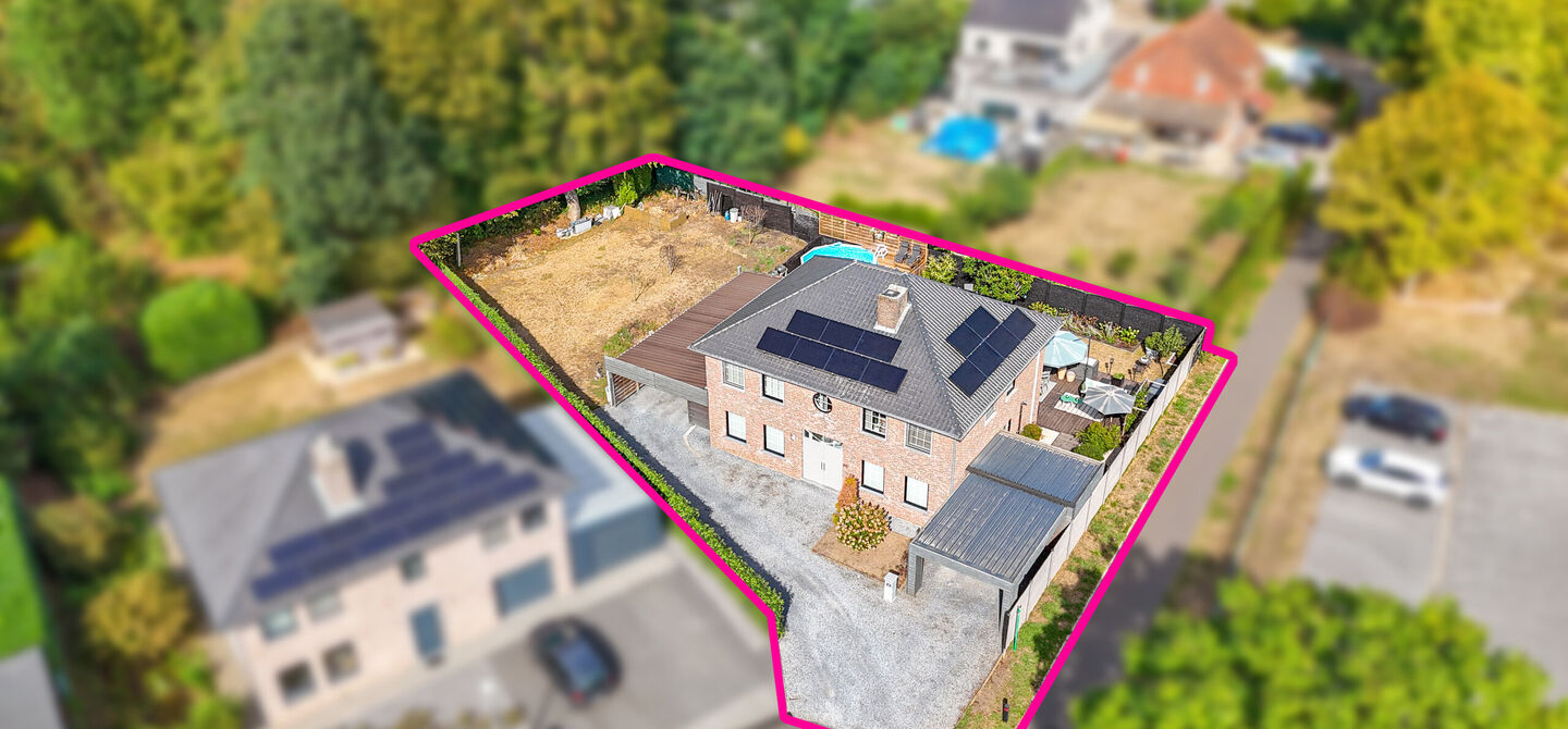 Opendeurdag op zondag 25 oktober van 10u tot 12u!
Iedereen welkom om vrijblijvend een kijkje te komen nemen. We verwelkomen jullie graag!
Deze ruime woning werd volledig opgefrist in 2025 en biedt een aangename combinatie van comfort, ruimte en function