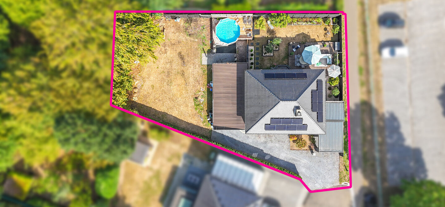 Opendeurdag op zondag 25 oktober van 10u tot 12u!
Iedereen welkom om vrijblijvend een kijkje te komen nemen. We verwelkomen jullie graag!
Deze ruime woning werd volledig opgefrist in 2025 en biedt een aangename combinatie van comfort, ruimte en function