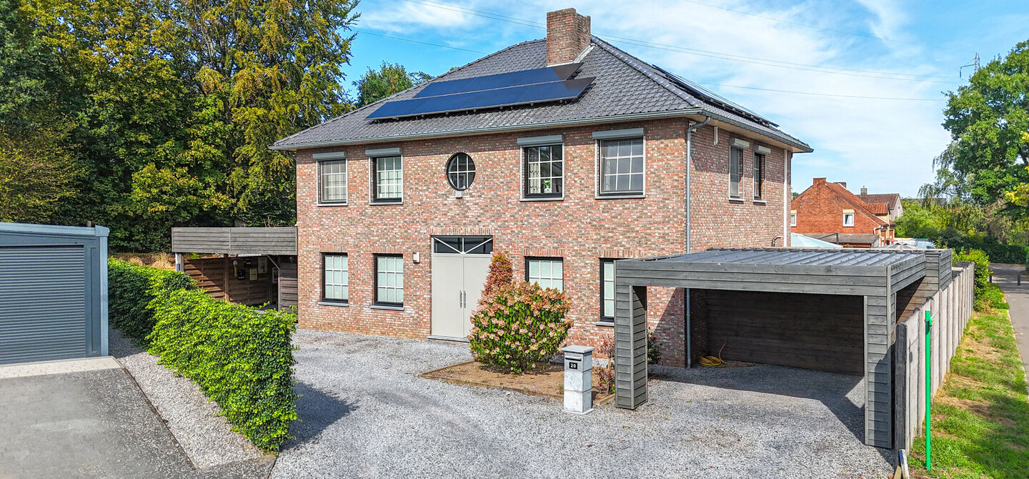 Opendeurdag op zondag 25 oktober van 10u tot 12u!
Iedereen welkom om vrijblijvend een kijkje te komen nemen. We verwelkomen jullie graag!
Deze ruime woning werd volledig opgefrist in 2025 en biedt een aangename combinatie van comfort, ruimte en function