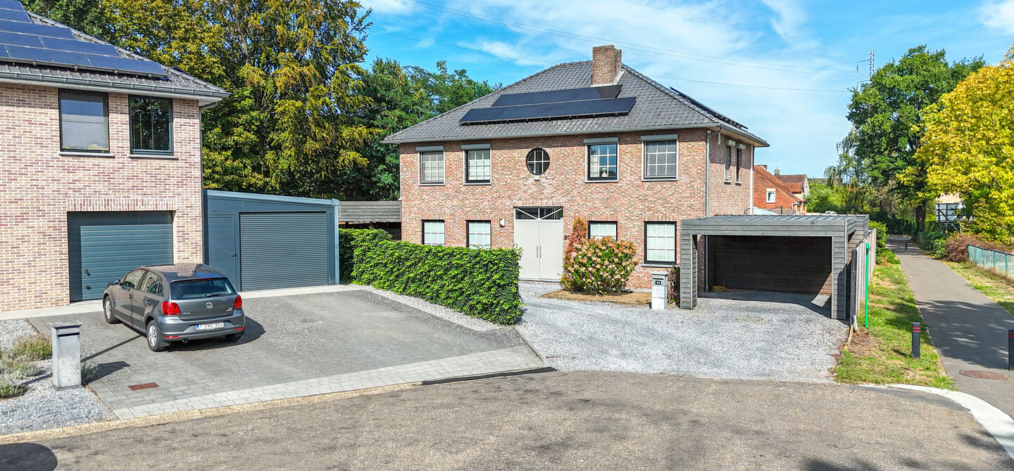 Opendeurdag op zondag 25 oktober van 10u tot 12u!
Iedereen welkom om vrijblijvend een kijkje te komen nemen. We verwelkomen jullie graag!
Deze ruime woning werd volledig opgefrist in 2025 en biedt een aangename combinatie van comfort, ruimte en function