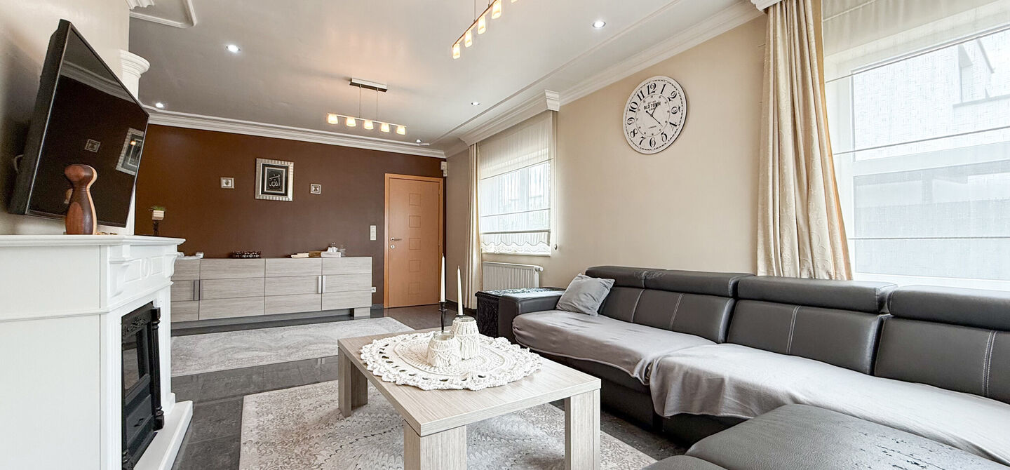 Bij ImmoFusion 7/7 “open huis” : klik op onze 3D-TOUR.
Ervaar vastgoed alsof je er zelf doorloopt!
Stap binnen in deze royale gezinswoning met maar liefst 285m² bewoonbare oppervlakte, ideaal gelegen in een rustige straat op slechts 3 km van de auto