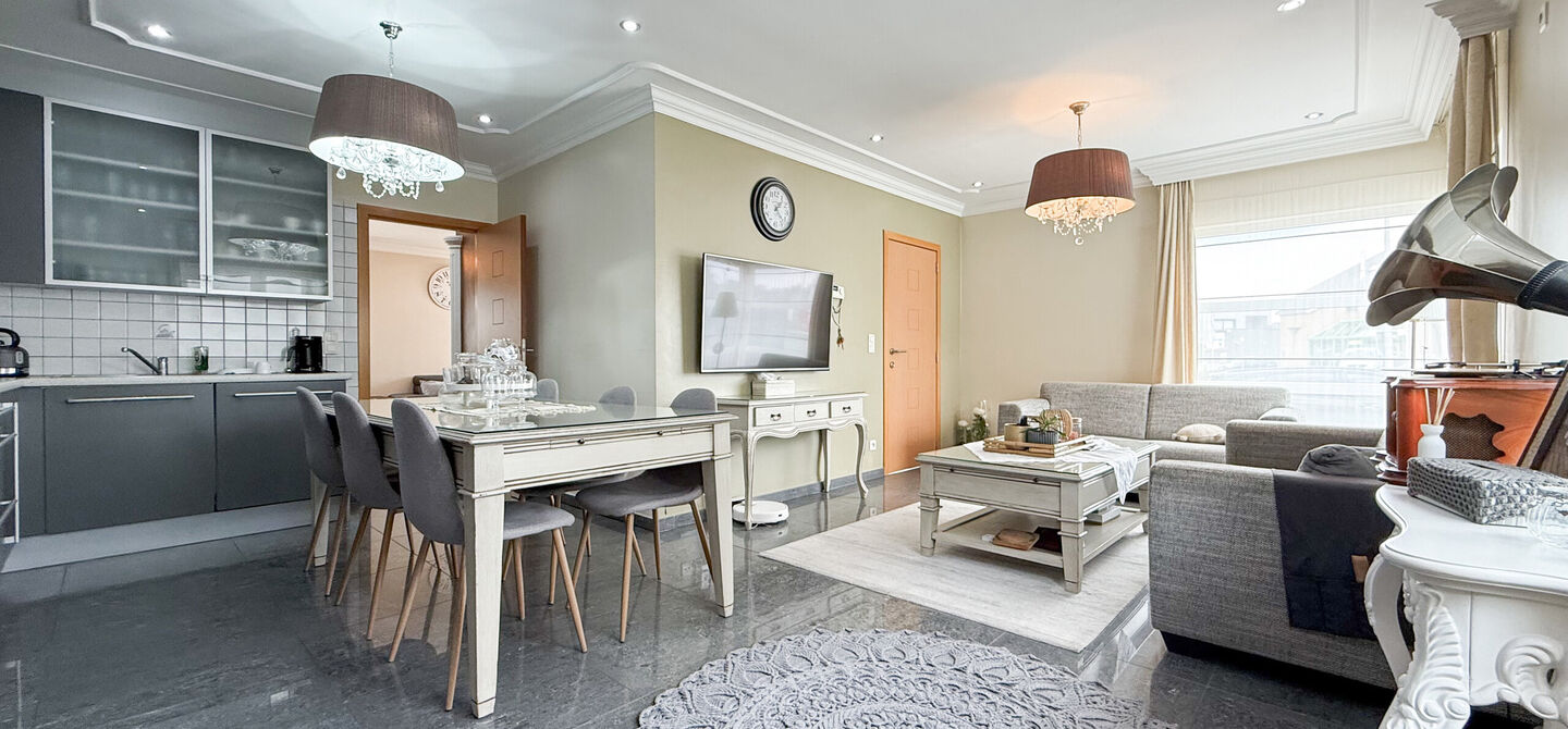 Bij ImmoFusion 7/7 “open huis” : klik op onze 3D-TOUR.
Ervaar vastgoed alsof je er zelf doorloopt!
Stap binnen in deze royale gezinswoning met maar liefst 285m² bewoonbare oppervlakte, ideaal gelegen in een rustige straat op slechts 3 km van de auto