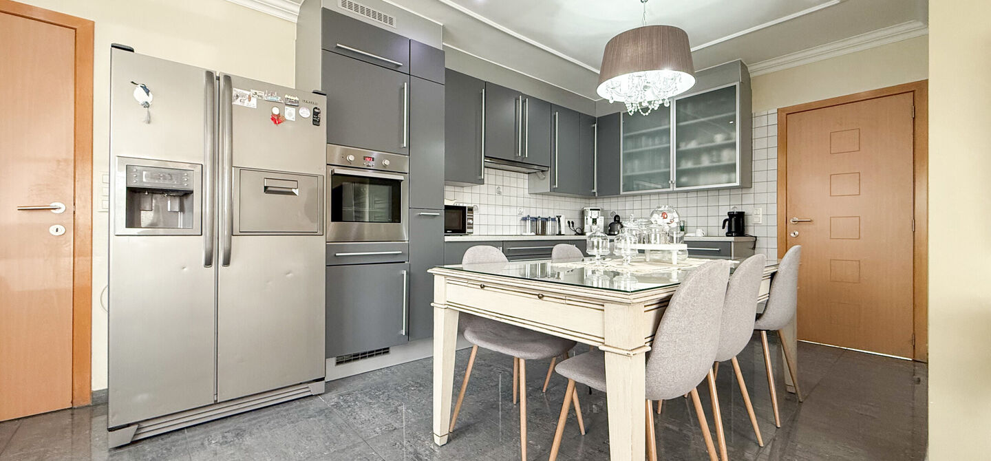 Bij ImmoFusion 7/7 “open huis” : klik op onze 3D-TOUR.
Ervaar vastgoed alsof je er zelf doorloopt!
Stap binnen in deze royale gezinswoning met maar liefst 285m² bewoonbare oppervlakte, ideaal gelegen in een rustige straat op slechts 3 km van de auto