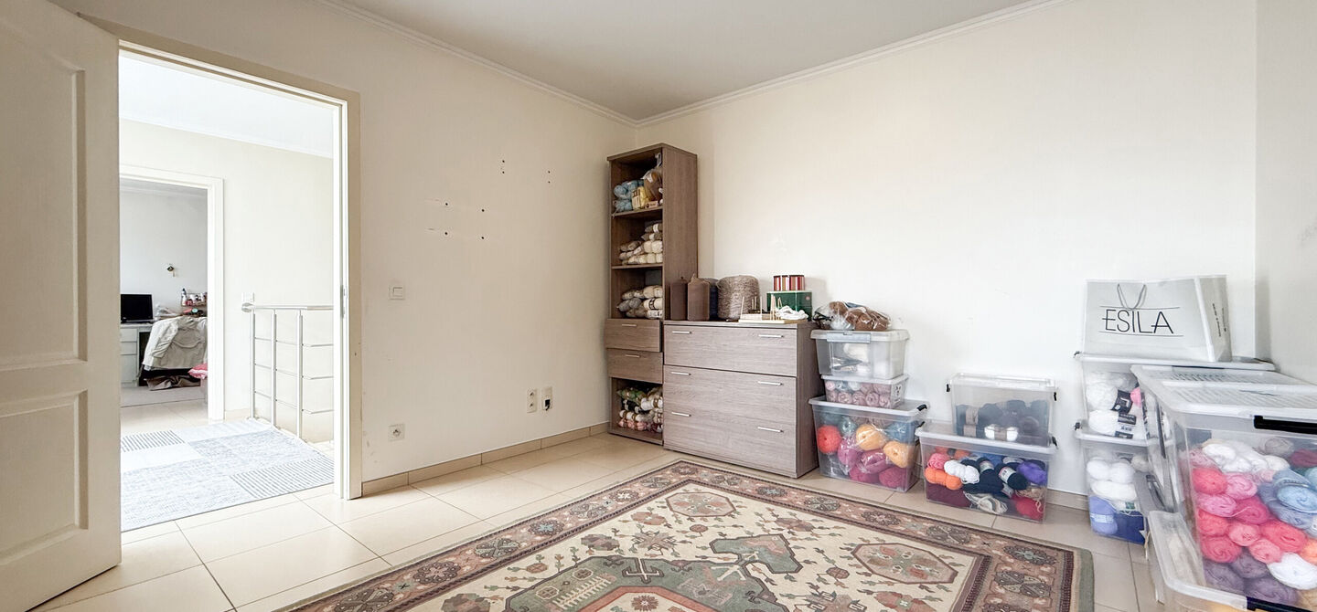 Bij ImmoFusion 7/7 “open huis” : klik op onze 3D-TOUR.
Ervaar vastgoed alsof je er zelf doorloopt!
Stap binnen in deze royale gezinswoning met maar liefst 285m² bewoonbare oppervlakte, ideaal gelegen in een rustige straat op slechts 3 km van de auto