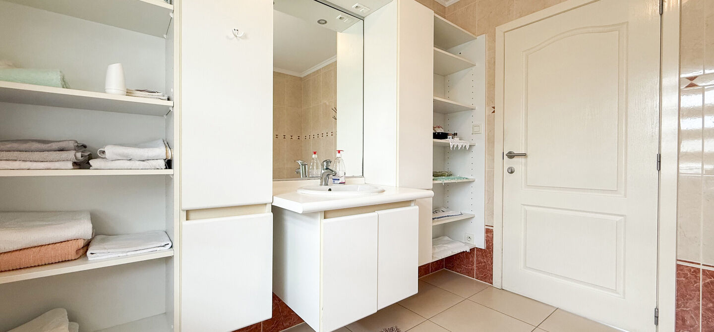 Bij ImmoFusion 7/7 “open huis” : klik op onze 3D-TOUR.
Ervaar vastgoed alsof je er zelf doorloopt!
Stap binnen in deze royale gezinswoning met maar liefst 285m² bewoonbare oppervlakte, ideaal gelegen in een rustige straat op slechts 3 km van de auto