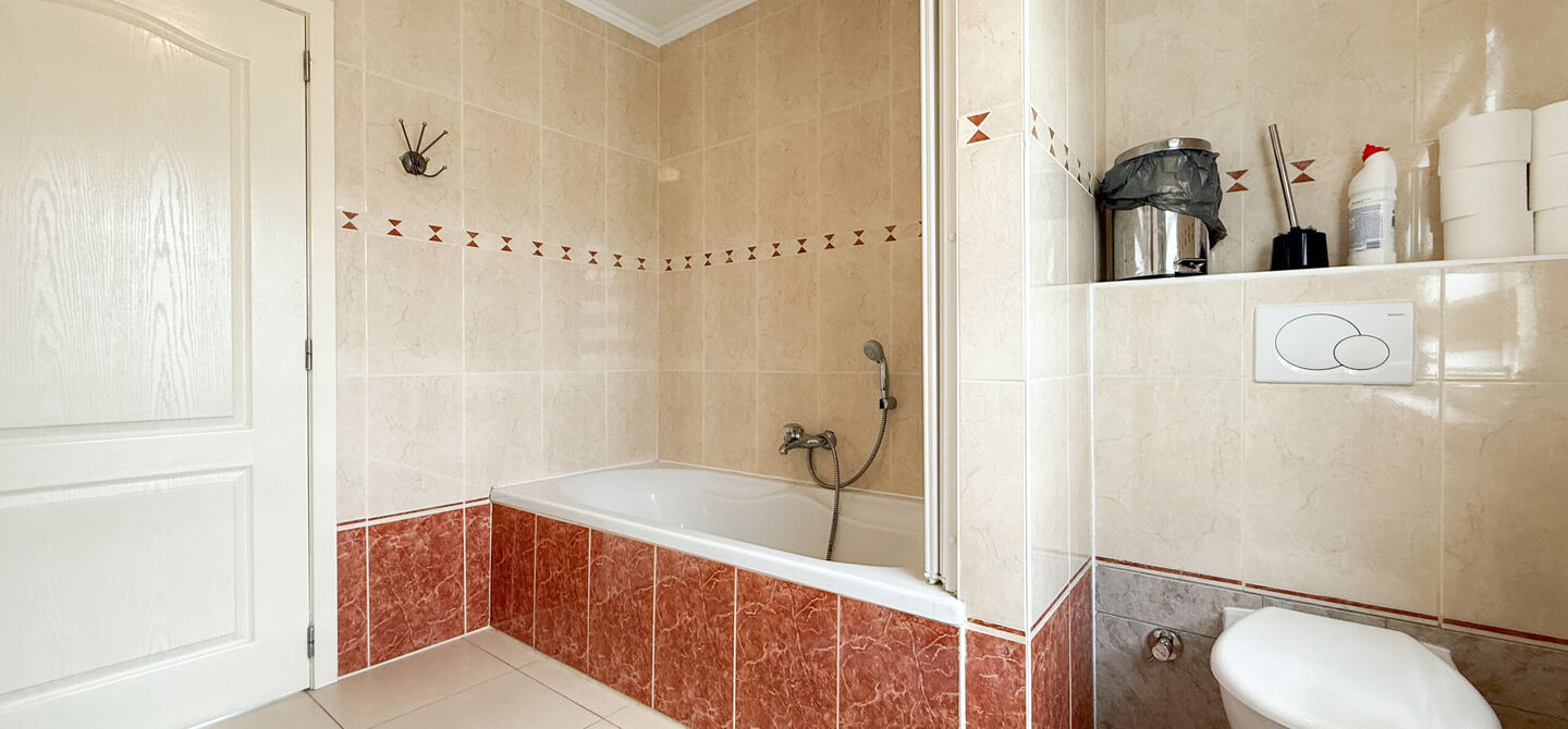 Bij ImmoFusion 7/7 “open huis” : klik op onze 3D-TOUR.
Ervaar vastgoed alsof je er zelf doorloopt!
Stap binnen in deze royale gezinswoning met maar liefst 285m² bewoonbare oppervlakte, ideaal gelegen in een rustige straat op slechts 3 km van de auto