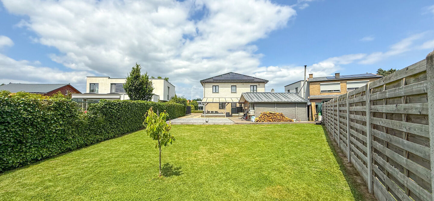 Bij ImmoFusion 7/7 “open huis” : klik op onze 3D-TOUR.
Ervaar vastgoed alsof je er zelf doorloopt!
Stap binnen in deze royale gezinswoning met maar liefst 285m² bewoonbare oppervlakte, ideaal gelegen in een rustige straat op slechts 3 km van de auto
