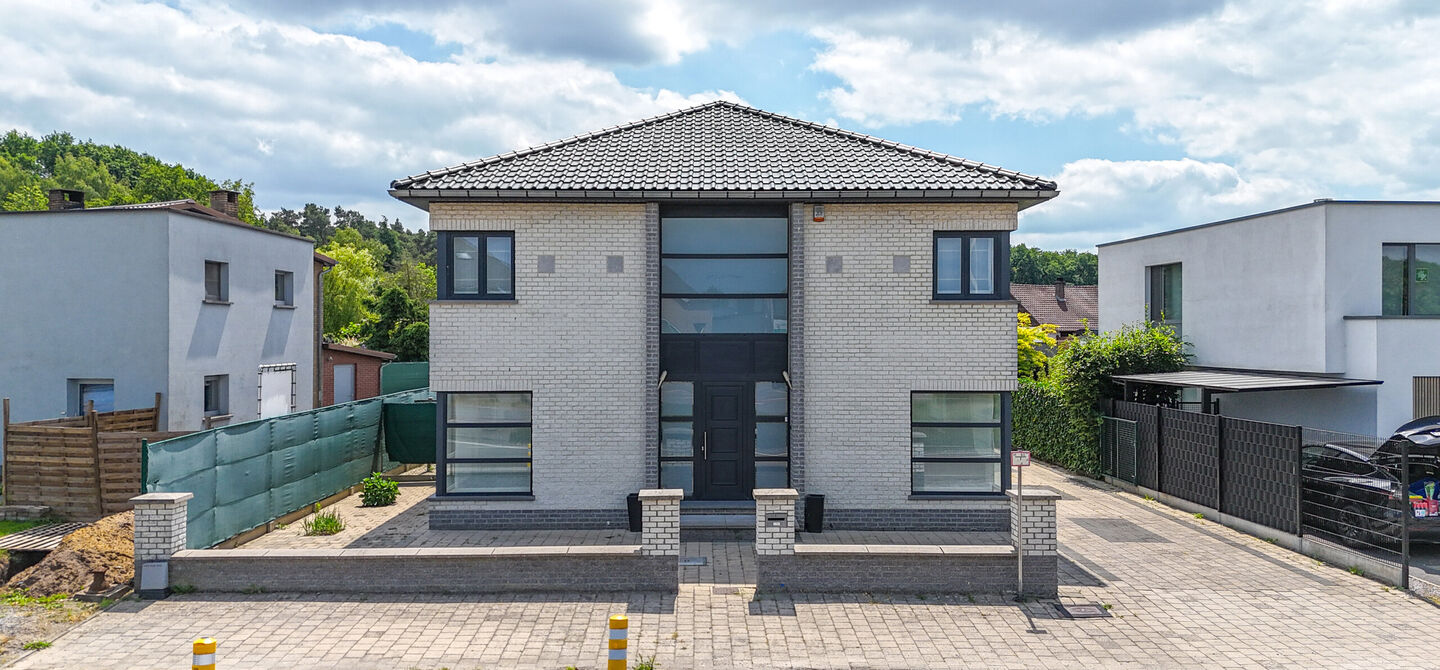 Bij ImmoFusion 7/7 “open huis” : klik op onze 3D-TOUR.
Ervaar vastgoed alsof je er zelf doorloopt!
Stap binnen in deze royale gezinswoning met maar liefst 285m² bewoonbare oppervlakte, ideaal gelegen in een rustige straat op slechts 3 km van de auto