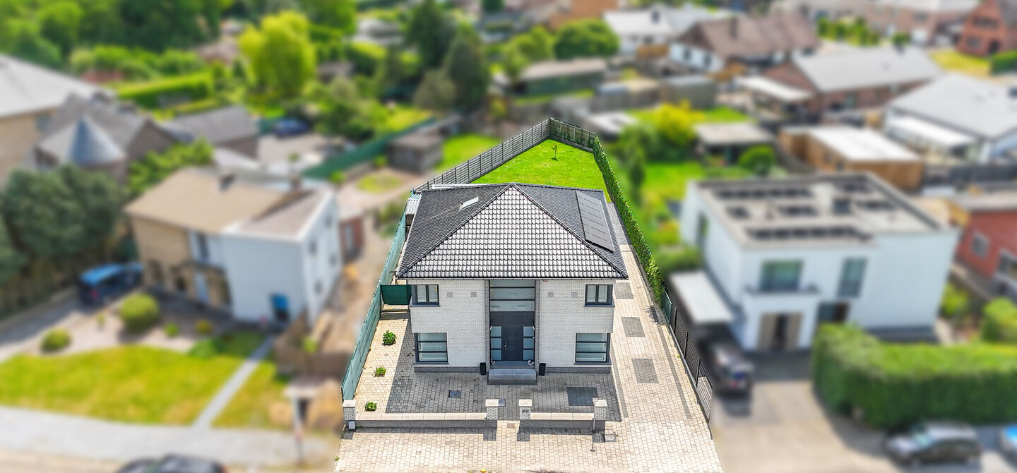 Bij ImmoFusion 7/7 “open huis” : klik op onze 3D-TOUR.
Ervaar vastgoed alsof je er zelf doorloopt!
Stap binnen in deze royale gezinswoning met maar liefst 285m² bewoonbare oppervlakte, ideaal gelegen in een rustige straat op slechts 3 km van de auto