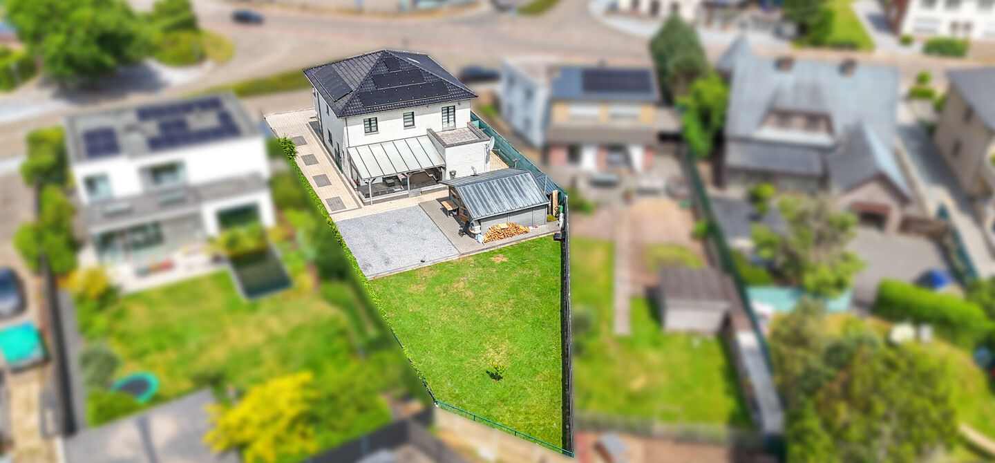 Bij ImmoFusion 7/7 “open huis” : klik op onze 3D-TOUR.
Ervaar vastgoed alsof je er zelf doorloopt!
Stap binnen in deze royale gezinswoning met maar liefst 285m² bewoonbare oppervlakte, ideaal gelegen in een rustige straat op slechts 3 km van de auto