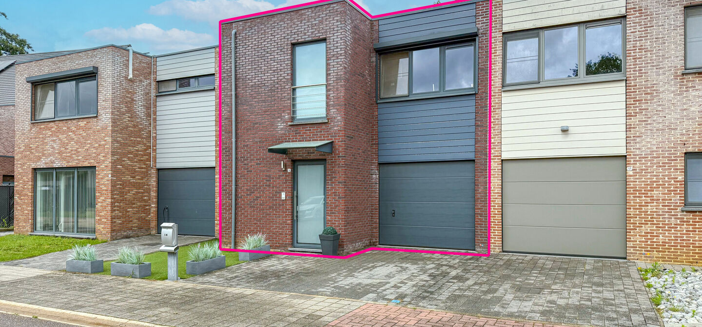 Bij ImmoFusion 7/7 &ldquo;open huis&rdquo; : klik op onze 3D-TOUR.
Ervaar vastgoed alsof je er zelf doorloopt!


Deze verzorgde woning, gebouwd in 2012, is gelegen in een rustige en kindvriendelijke omgeving in het Suskahof 16 te Heusden-Zolder. De woning beschik