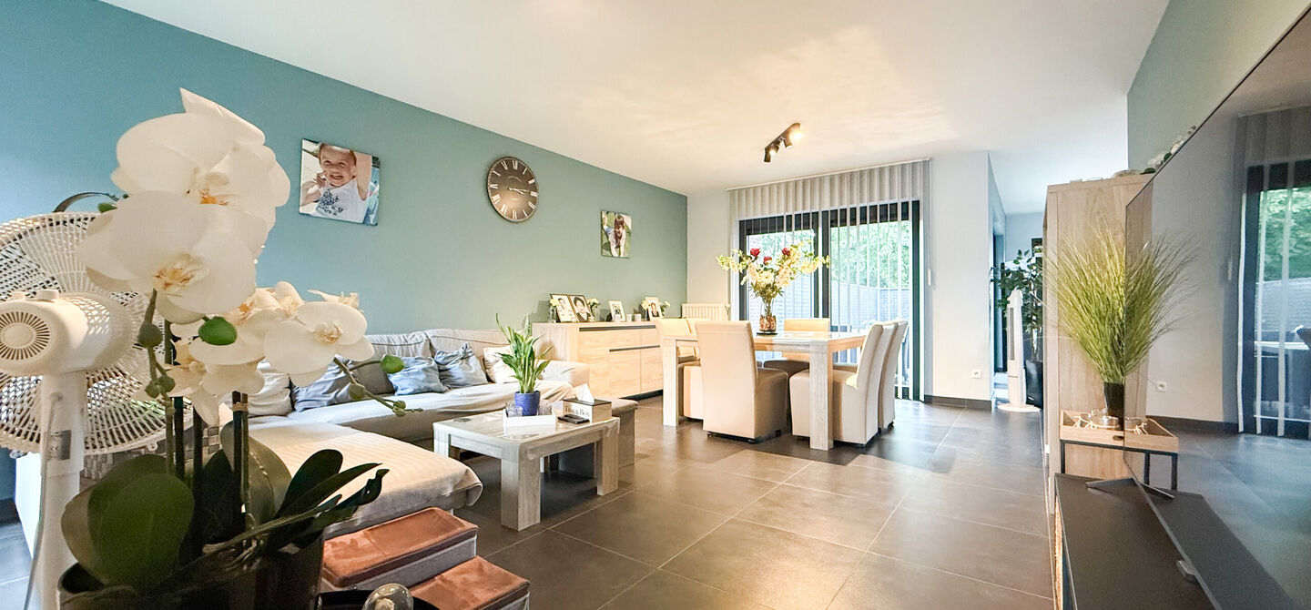 Bij ImmoFusion 7/7 &ldquo;open huis&rdquo; : klik op onze 3D-TOUR.
Ervaar vastgoed alsof je er zelf doorloopt!


Deze verzorgde woning, gebouwd in 2012, is gelegen in een rustige en kindvriendelijke omgeving in het Suskahof 16 te Heusden-Zolder. De woning beschik