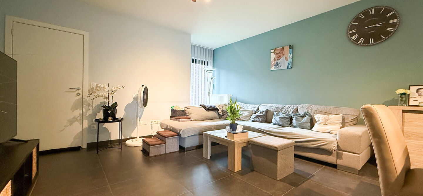 Bij ImmoFusion 7/7 &ldquo;open huis&rdquo; : klik op onze 3D-TOUR.
Ervaar vastgoed alsof je er zelf doorloopt!


Deze verzorgde woning, gebouwd in 2012, is gelegen in een rustige en kindvriendelijke omgeving in het Suskahof 16 te Heusden-Zolder. De woning beschik