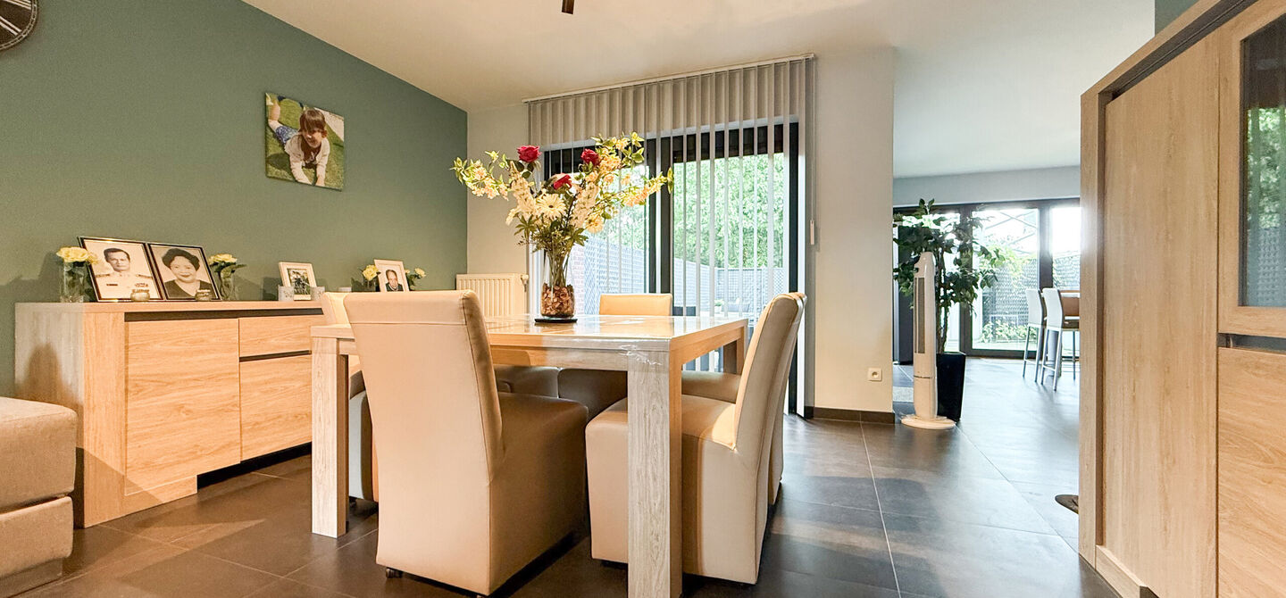 Bij ImmoFusion 7/7 &ldquo;open huis&rdquo; : klik op onze 3D-TOUR.
Ervaar vastgoed alsof je er zelf doorloopt!


Deze verzorgde woning, gebouwd in 2012, is gelegen in een rustige en kindvriendelijke omgeving in het Suskahof 16 te Heusden-Zolder. De woning beschik