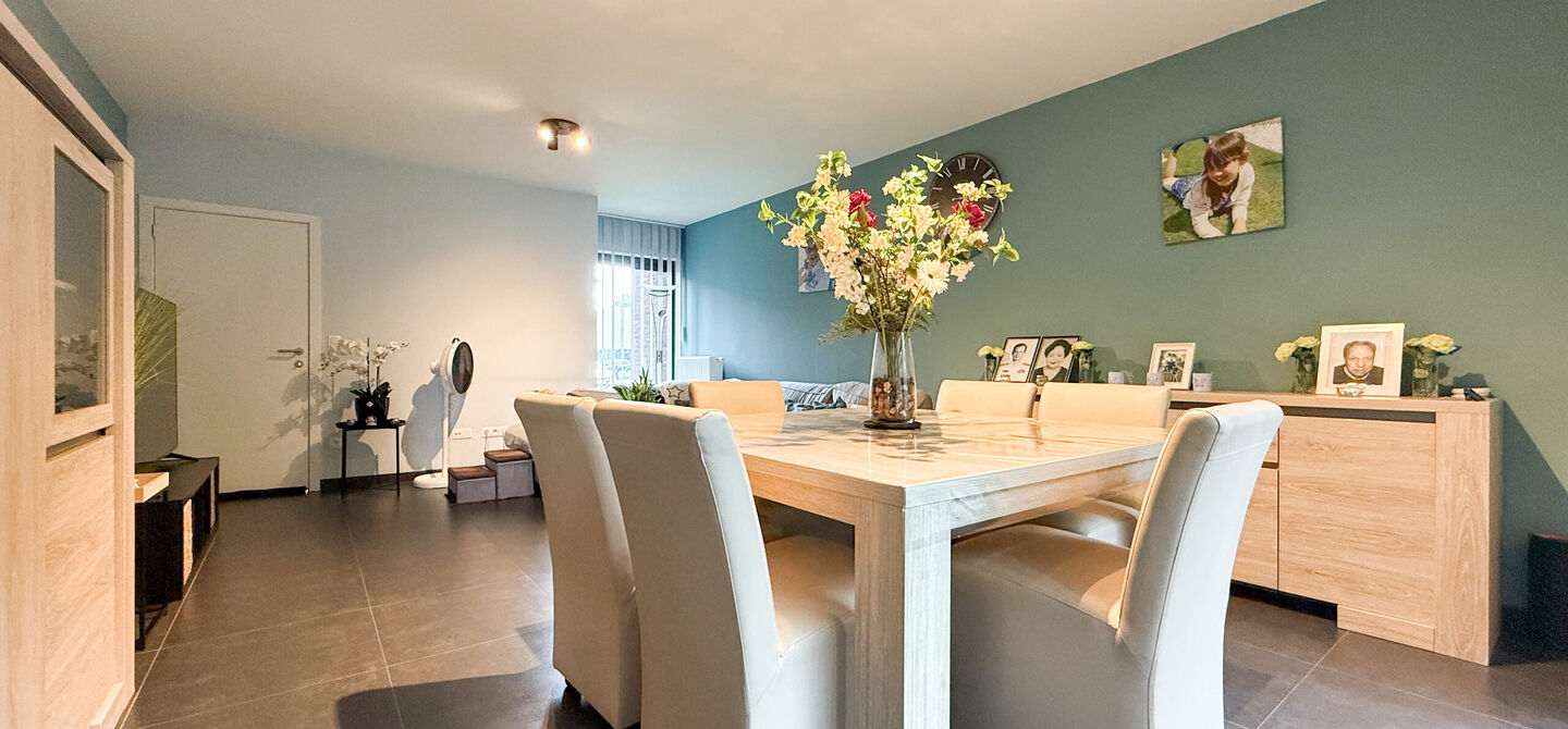 Bij ImmoFusion 7/7 &ldquo;open huis&rdquo; : klik op onze 3D-TOUR.
Ervaar vastgoed alsof je er zelf doorloopt!


Deze verzorgde woning, gebouwd in 2012, is gelegen in een rustige en kindvriendelijke omgeving in het Suskahof 16 te Heusden-Zolder. De woning beschik