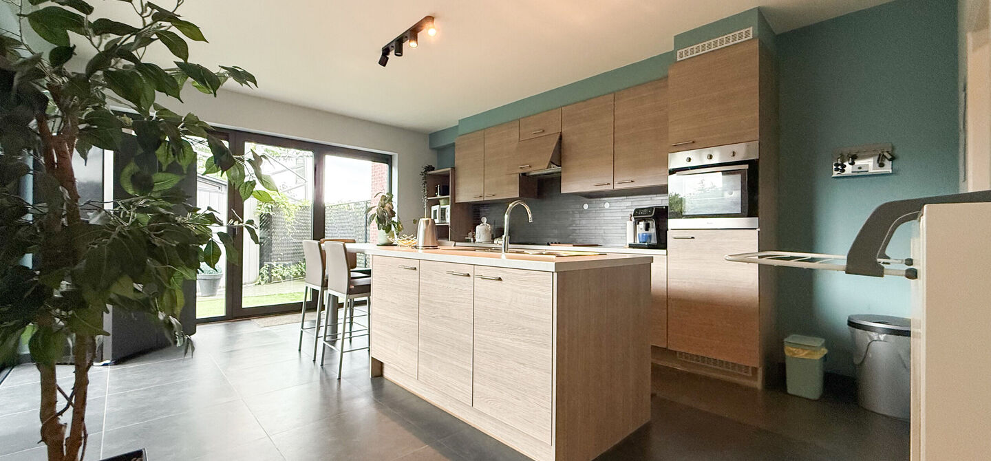 Bij ImmoFusion 7/7 &ldquo;open huis&rdquo; : klik op onze 3D-TOUR.
Ervaar vastgoed alsof je er zelf doorloopt!


Deze verzorgde woning, gebouwd in 2012, is gelegen in een rustige en kindvriendelijke omgeving in het Suskahof 16 te Heusden-Zolder. De woning beschik