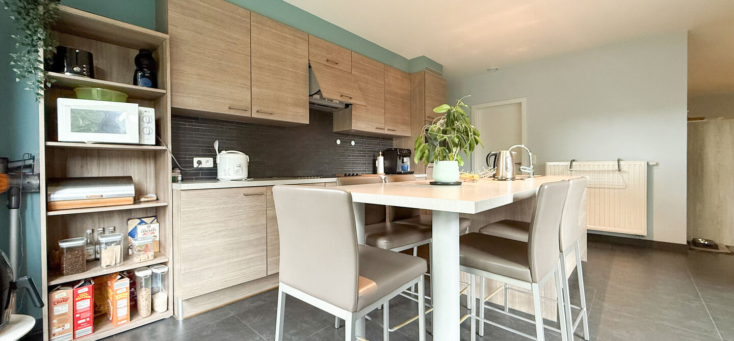 Bij ImmoFusion 7/7 &ldquo;open huis&rdquo; : klik op onze 3D-TOUR.
Ervaar vastgoed alsof je er zelf doorloopt!


Deze verzorgde woning, gebouwd in 2012, is gelegen in een rustige en kindvriendelijke omgeving in het Suskahof 16 te Heusden-Zolder. De woning beschik