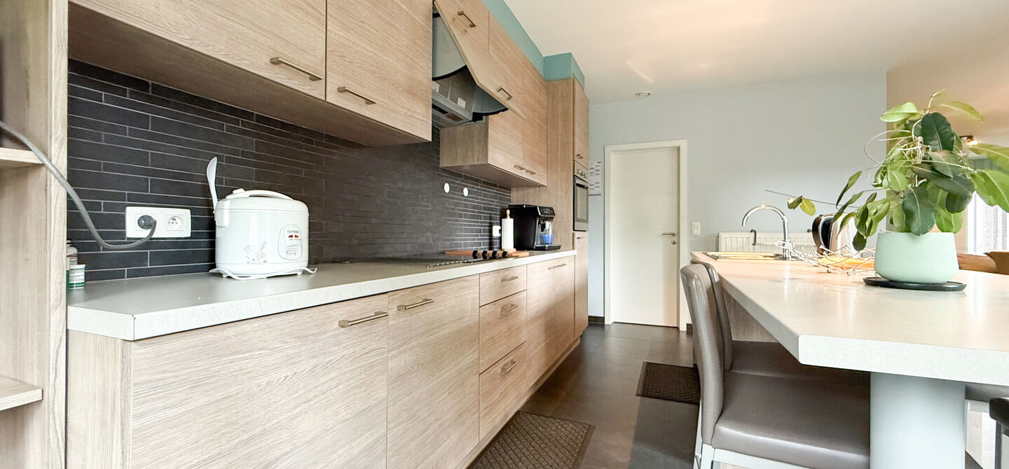 Bij ImmoFusion 7/7 &ldquo;open huis&rdquo; : klik op onze 3D-TOUR.
Ervaar vastgoed alsof je er zelf doorloopt!


Deze verzorgde woning, gebouwd in 2012, is gelegen in een rustige en kindvriendelijke omgeving in het Suskahof 16 te Heusden-Zolder. De woning beschik