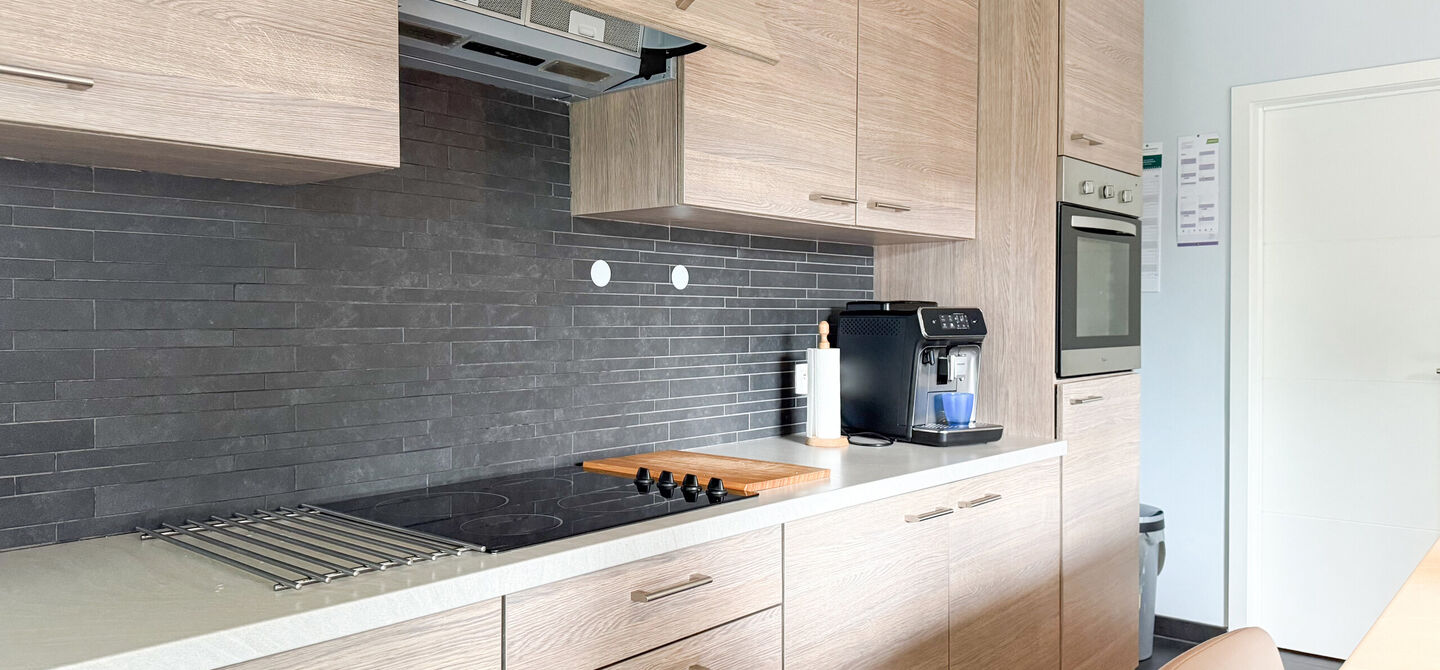 Bij ImmoFusion 7/7 &ldquo;open huis&rdquo; : klik op onze 3D-TOUR.
Ervaar vastgoed alsof je er zelf doorloopt!


Deze verzorgde woning, gebouwd in 2012, is gelegen in een rustige en kindvriendelijke omgeving in het Suskahof 16 te Heusden-Zolder. De woning beschik