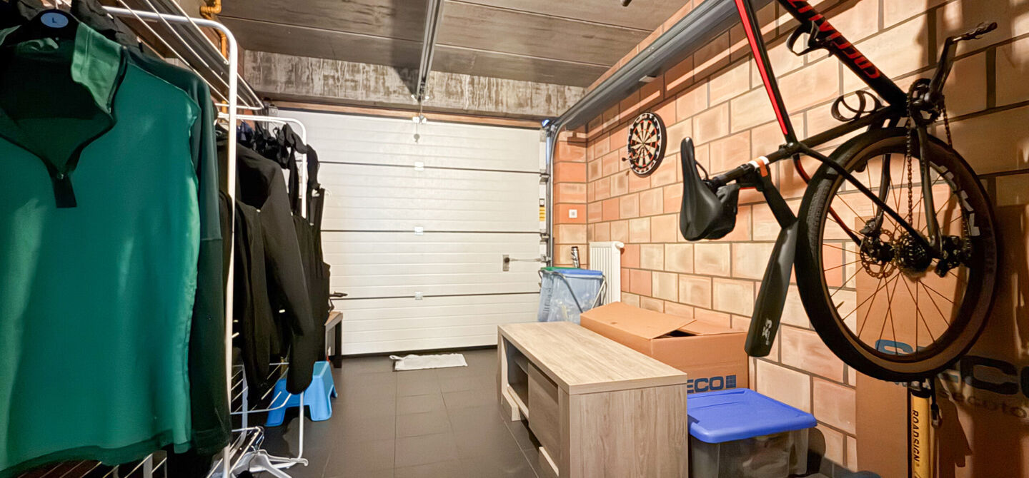 Bij ImmoFusion 7/7 &ldquo;open huis&rdquo; : klik op onze 3D-TOUR.
Ervaar vastgoed alsof je er zelf doorloopt!


Deze verzorgde woning, gebouwd in 2012, is gelegen in een rustige en kindvriendelijke omgeving in het Suskahof 16 te Heusden-Zolder. De woning beschik