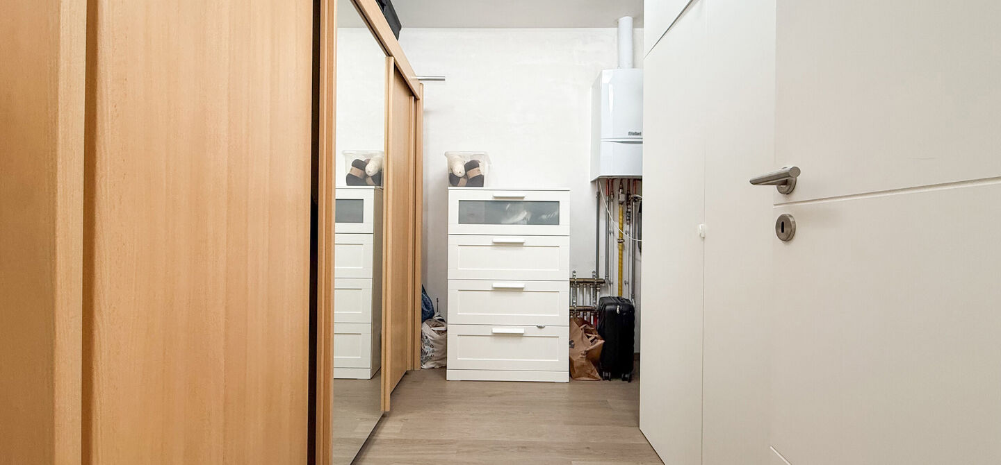 Bij ImmoFusion 7/7 &ldquo;open huis&rdquo; : klik op onze 3D-TOUR.
Ervaar vastgoed alsof je er zelf doorloopt!


Deze verzorgde woning, gebouwd in 2012, is gelegen in een rustige en kindvriendelijke omgeving in het Suskahof 16 te Heusden-Zolder. De woning beschik