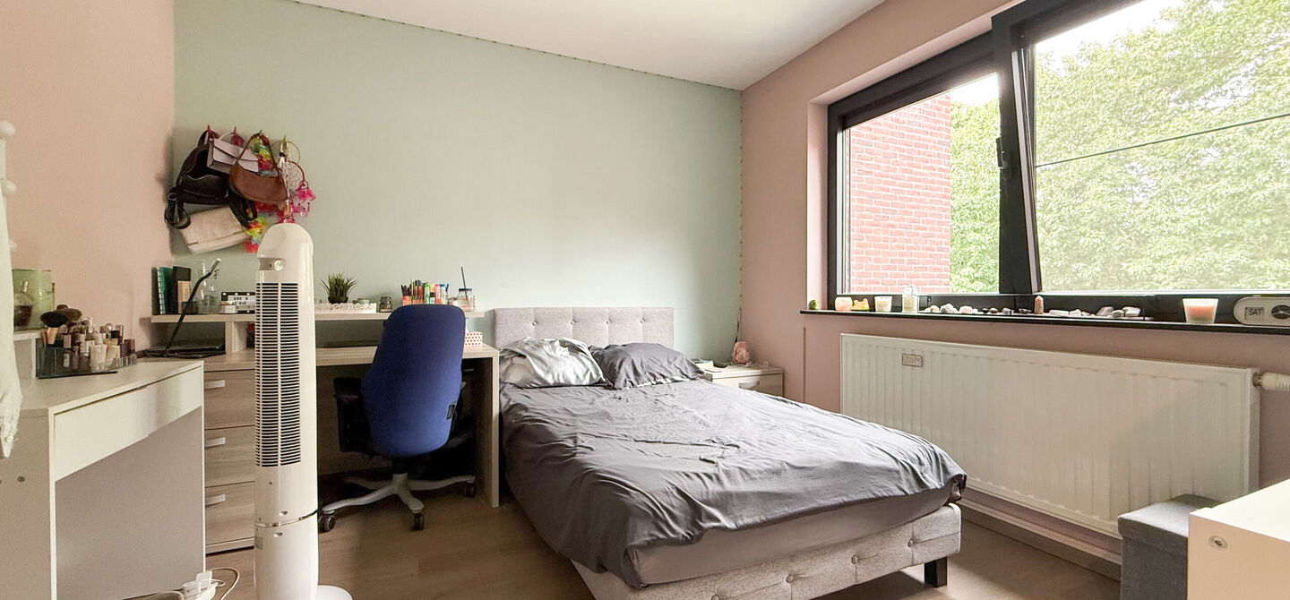 Bij ImmoFusion 7/7 &ldquo;open huis&rdquo; : klik op onze 3D-TOUR.
Ervaar vastgoed alsof je er zelf doorloopt!


Deze verzorgde woning, gebouwd in 2012, is gelegen in een rustige en kindvriendelijke omgeving in het Suskahof 16 te Heusden-Zolder. De woning beschik