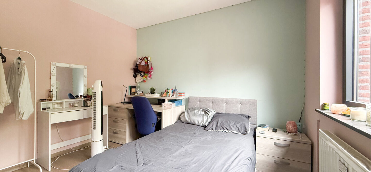 Bij ImmoFusion 7/7 &ldquo;open huis&rdquo; : klik op onze 3D-TOUR.
Ervaar vastgoed alsof je er zelf doorloopt!


Deze verzorgde woning, gebouwd in 2012, is gelegen in een rustige en kindvriendelijke omgeving in het Suskahof 16 te Heusden-Zolder. De woning beschik