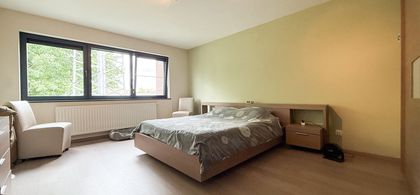 Bij ImmoFusion 7/7 &ldquo;open huis&rdquo; : klik op onze 3D-TOUR.
Ervaar vastgoed alsof je er zelf doorloopt!


Deze verzorgde woning, gebouwd in 2012, is gelegen in een rustige en kindvriendelijke omgeving in het Suskahof 16 te Heusden-Zolder. De woning beschik