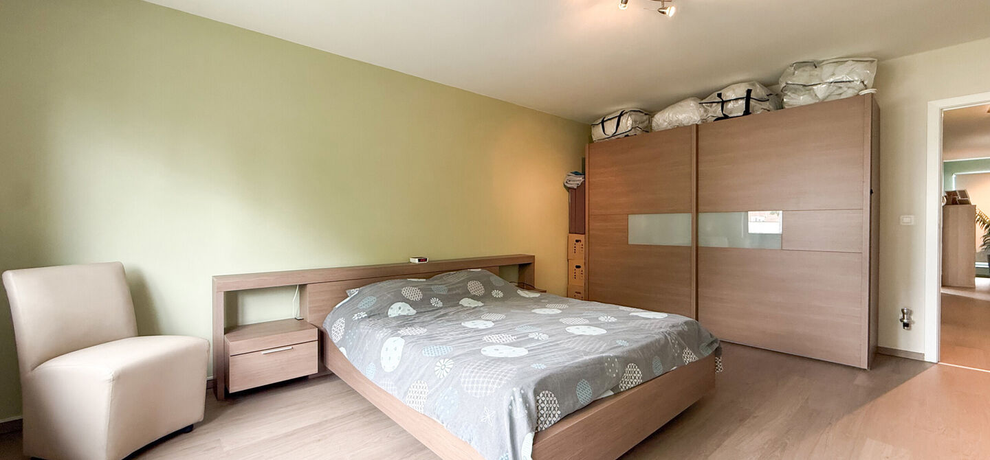 Bij ImmoFusion 7/7 &ldquo;open huis&rdquo; : klik op onze 3D-TOUR.
Ervaar vastgoed alsof je er zelf doorloopt!


Deze verzorgde woning, gebouwd in 2012, is gelegen in een rustige en kindvriendelijke omgeving in het Suskahof 16 te Heusden-Zolder. De woning beschik