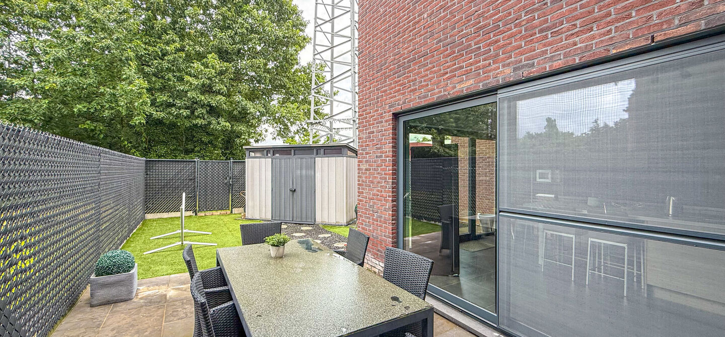 Bij ImmoFusion 7/7 &ldquo;open huis&rdquo; : klik op onze 3D-TOUR.
Ervaar vastgoed alsof je er zelf doorloopt!


Deze verzorgde woning, gebouwd in 2012, is gelegen in een rustige en kindvriendelijke omgeving in het Suskahof 16 te Heusden-Zolder. De woning beschik