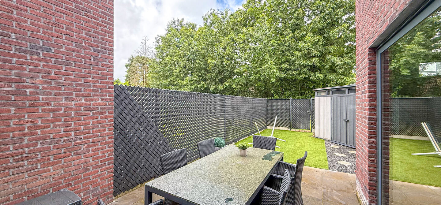 Bij ImmoFusion 7/7 &ldquo;open huis&rdquo; : klik op onze 3D-TOUR.
Ervaar vastgoed alsof je er zelf doorloopt!


Deze verzorgde woning, gebouwd in 2012, is gelegen in een rustige en kindvriendelijke omgeving in het Suskahof 16 te Heusden-Zolder. De woning beschik