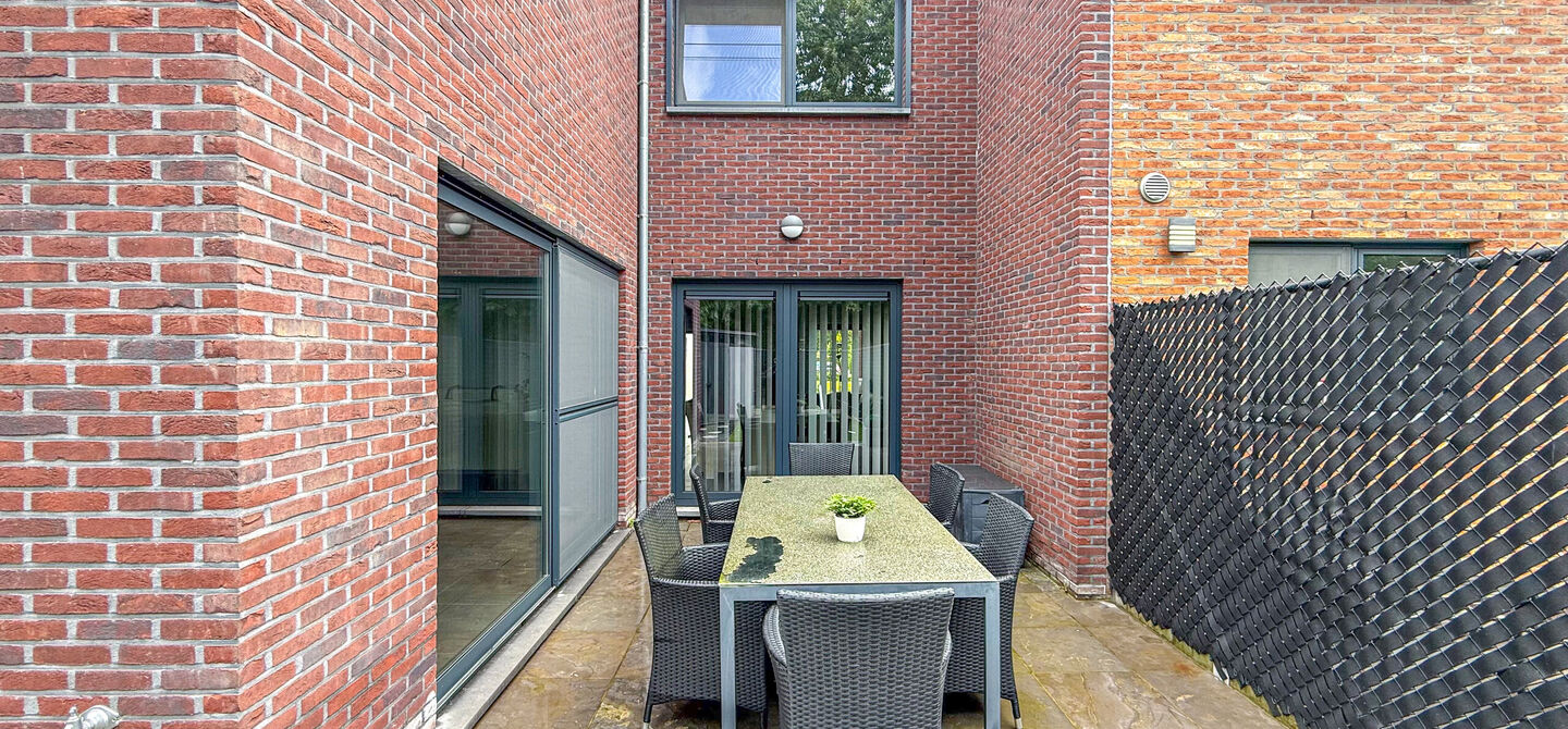 Bij ImmoFusion 7/7 &ldquo;open huis&rdquo; : klik op onze 3D-TOUR.
Ervaar vastgoed alsof je er zelf doorloopt!


Deze verzorgde woning, gebouwd in 2012, is gelegen in een rustige en kindvriendelijke omgeving in het Suskahof 16 te Heusden-Zolder. De woning beschik