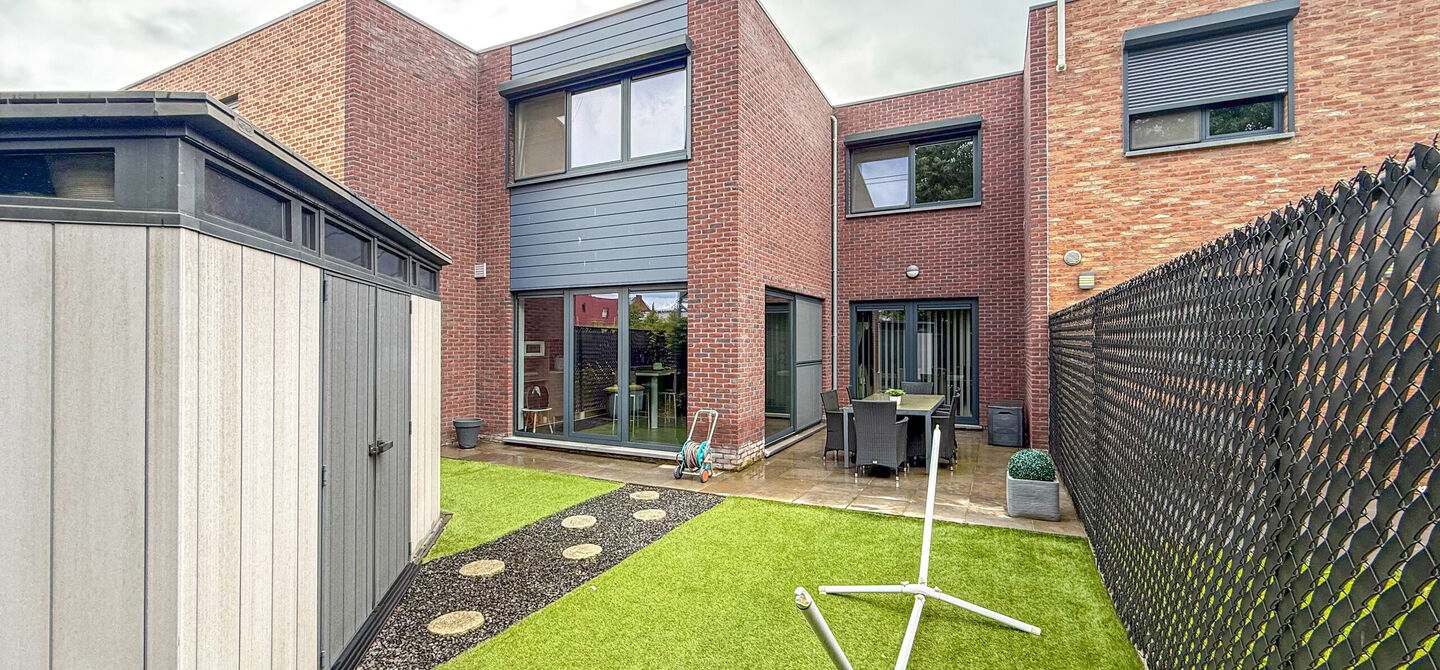 Bij ImmoFusion 7/7 &ldquo;open huis&rdquo; : klik op onze 3D-TOUR.
Ervaar vastgoed alsof je er zelf doorloopt!


Deze verzorgde woning, gebouwd in 2012, is gelegen in een rustige en kindvriendelijke omgeving in het Suskahof 16 te Heusden-Zolder. De woning beschik