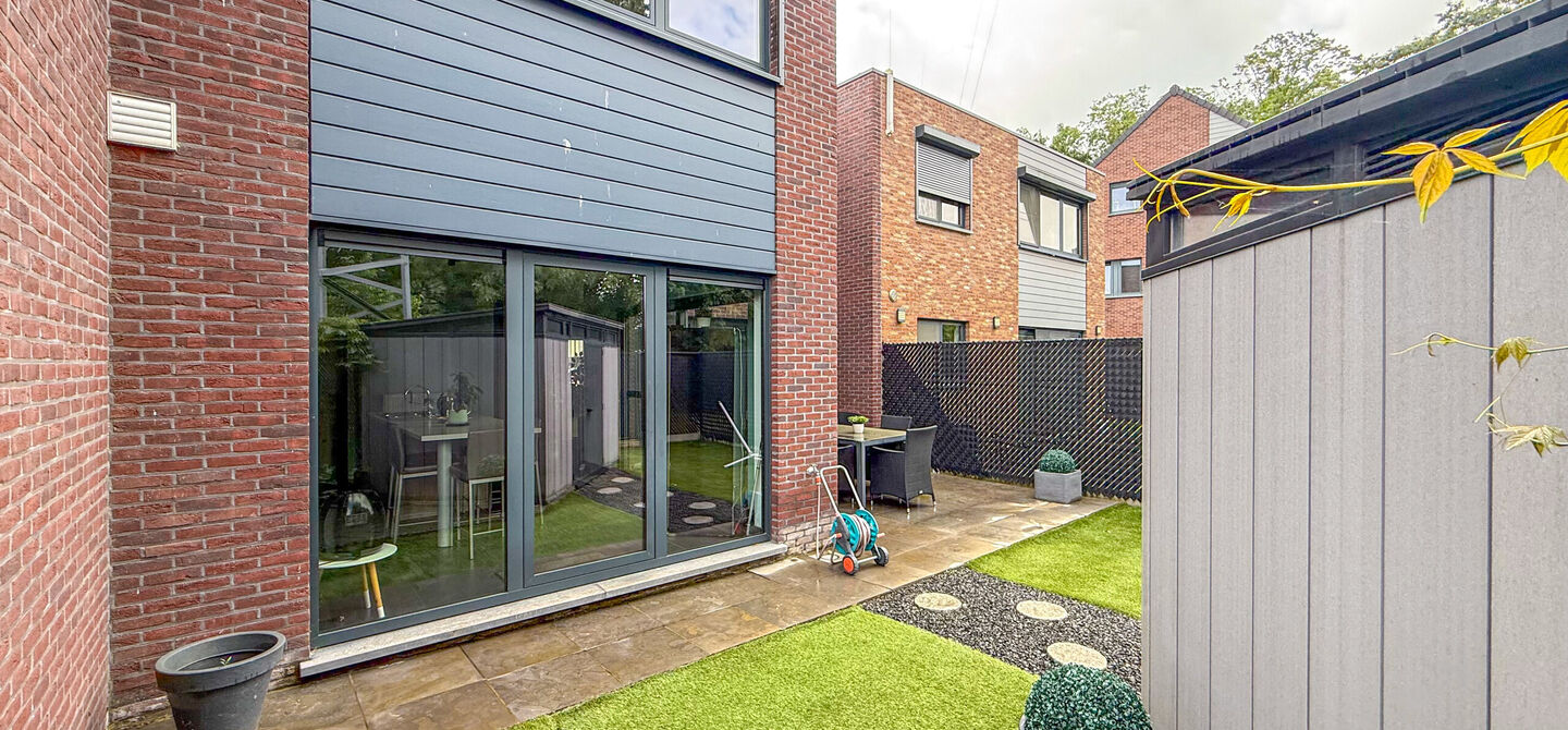 Bij ImmoFusion 7/7 &ldquo;open huis&rdquo; : klik op onze 3D-TOUR.
Ervaar vastgoed alsof je er zelf doorloopt!


Deze verzorgde woning, gebouwd in 2012, is gelegen in een rustige en kindvriendelijke omgeving in het Suskahof 16 te Heusden-Zolder. De woning beschik