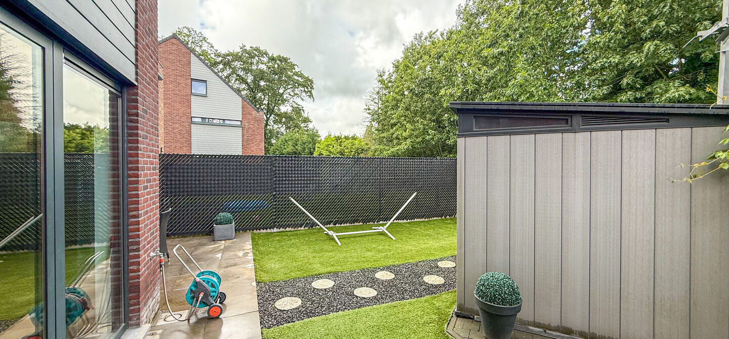 Bij ImmoFusion 7/7 &ldquo;open huis&rdquo; : klik op onze 3D-TOUR.
Ervaar vastgoed alsof je er zelf doorloopt!


Deze verzorgde woning, gebouwd in 2012, is gelegen in een rustige en kindvriendelijke omgeving in het Suskahof 16 te Heusden-Zolder. De woning beschik