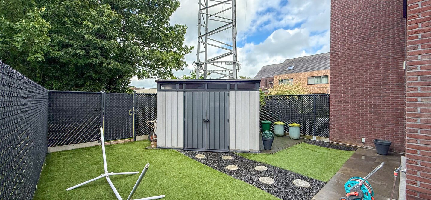 Bij ImmoFusion 7/7 &ldquo;open huis&rdquo; : klik op onze 3D-TOUR.
Ervaar vastgoed alsof je er zelf doorloopt!


Deze verzorgde woning, gebouwd in 2012, is gelegen in een rustige en kindvriendelijke omgeving in het Suskahof 16 te Heusden-Zolder. De woning beschik