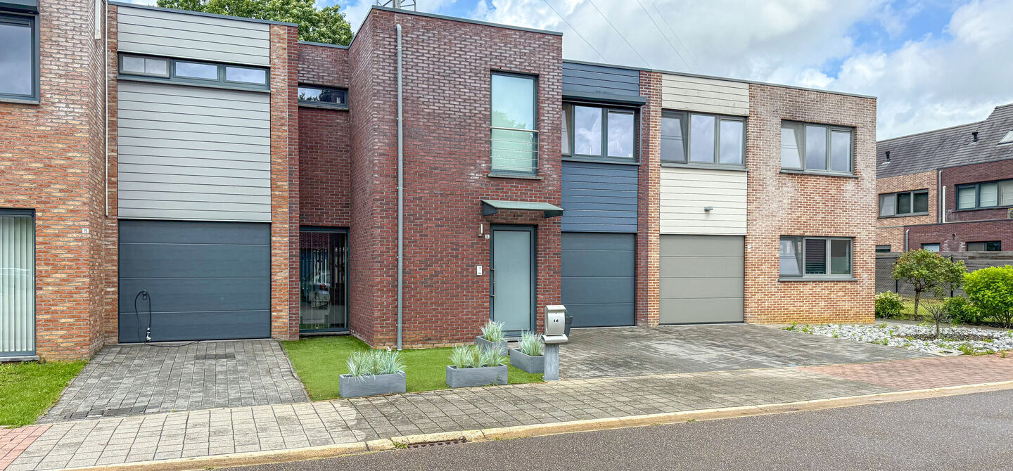 Bij ImmoFusion 7/7 &ldquo;open huis&rdquo; : klik op onze 3D-TOUR.
Ervaar vastgoed alsof je er zelf doorloopt!


Deze verzorgde woning, gebouwd in 2012, is gelegen in een rustige en kindvriendelijke omgeving in het Suskahof 16 te Heusden-Zolder. De woning beschik