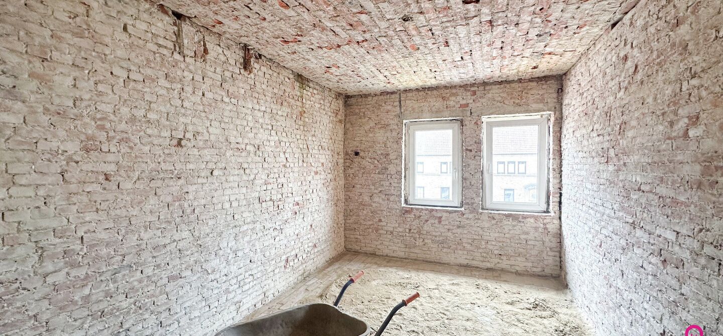 Woning op de Bruisende Koolmijnlaan in Heusden-Zolder met Eindeloze Mogelijkheden!

Bent u op zoek naar een woning met talloze mogelijkheden in het hart van Heusden-Zolder? Deze woning, gelegen op de bruisende Koolmijnlaan, biedt u de perfecte kans om uw 