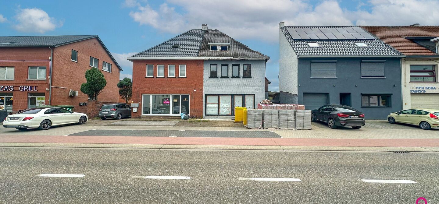 Woning op de Bruisende Koolmijnlaan in Heusden-Zolder met Eindeloze Mogelijkheden!

Bent u op zoek naar een woning met talloze mogelijkheden in het hart van Heusden-Zolder? Deze woning, gelegen op de bruisende Koolmijnlaan, biedt u de perfecte kans om uw 