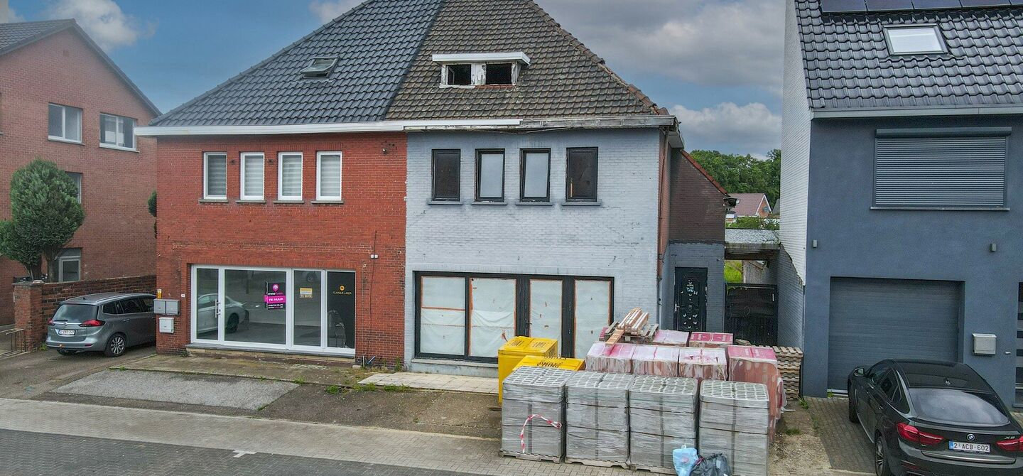 Woning op de Bruisende Koolmijnlaan in Heusden-Zolder met Eindeloze Mogelijkheden!

Bent u op zoek naar een woning met talloze mogelijkheden in het hart van Heusden-Zolder? Deze woning, gelegen op de bruisende Koolmijnlaan, biedt u de perfecte kans om uw 