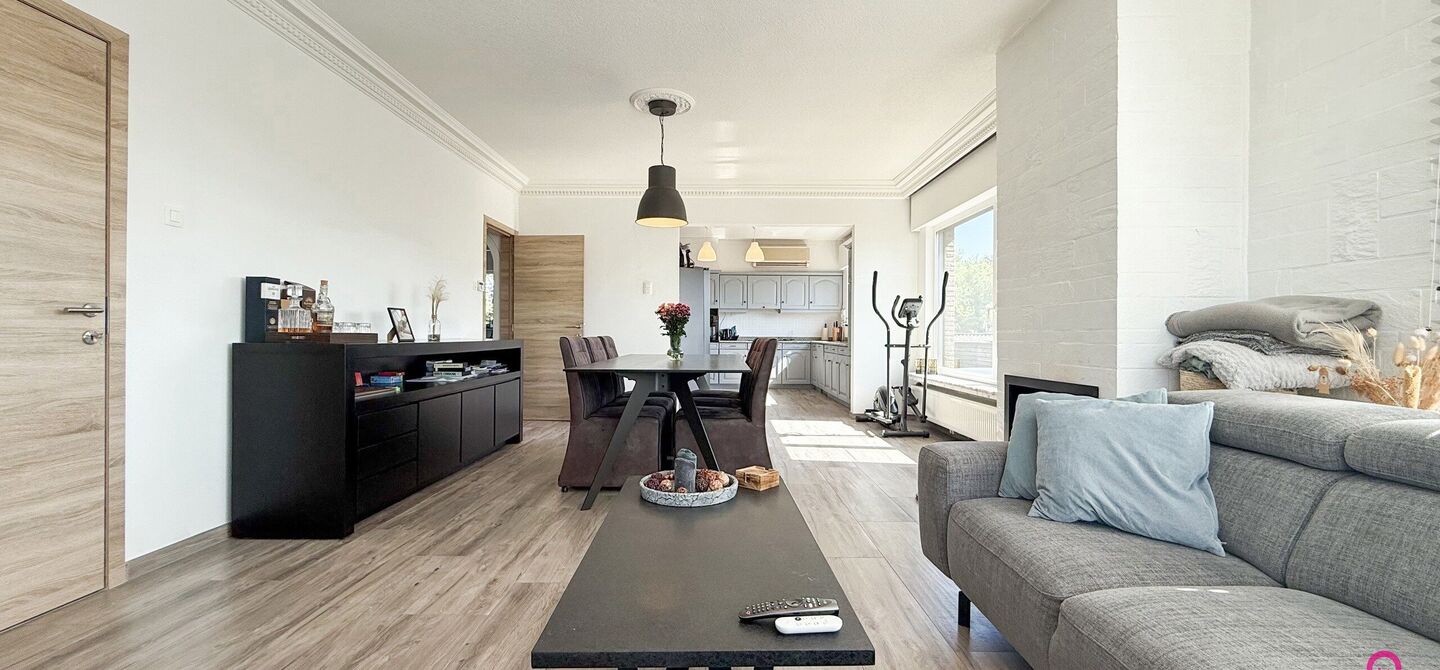 Bij ImmoFusion 7/7 “open huis” : klik op onze 3D-TOUR.
Ervaar vastgoed alsof je er zelf doorloopt!

Welkom op de Graaf de Theuxlaan 5 te Heusden-Zolder! Deze ruime split-level woning op een perceel van 8a36ca biedt niet alleen een verrassende indeling