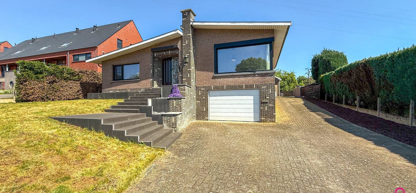 Bij ImmoFusion 7/7 “open huis” : klik op onze 3D-TOUR.
Ervaar vastgoed alsof je er zelf doorloopt!

Welkom op de Graaf de Theuxlaan 5 te Heusden-Zolder! Deze ruime split-level woning op een perceel van 8a36ca biedt niet alleen een verrassende indeling