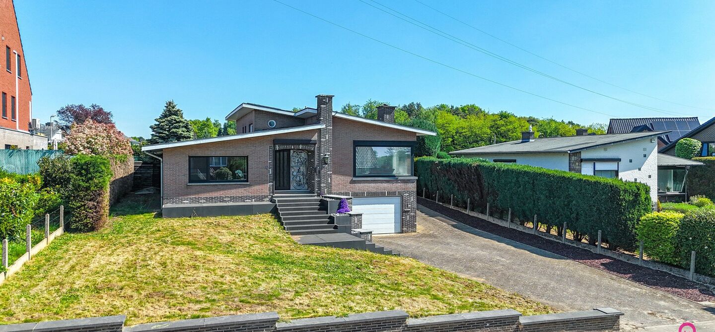 Bij ImmoFusion 7/7 “open huis” : klik op onze 3D-TOUR.
Ervaar vastgoed alsof je er zelf doorloopt!

Welkom op de Graaf de Theuxlaan 5 te Heusden-Zolder! Deze ruime split-level woning op een perceel van 8a36ca biedt niet alleen een verrassende indeling