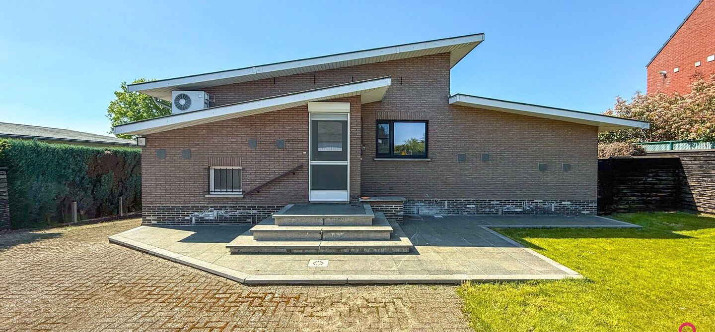 Bij ImmoFusion 7/7 “open huis” : klik op onze 3D-TOUR.
Ervaar vastgoed alsof je er zelf doorloopt!

Welkom op de Graaf de Theuxlaan 5 te Heusden-Zolder! Deze ruime split-level woning op een perceel van 8a36ca biedt niet alleen een verrassende indeling