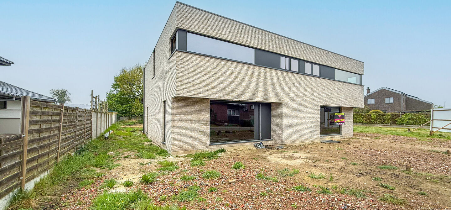 !Laatste woning!

Bij ImmoFusion 7/7 “open huis” : klik op onze 3D-TOUR.
Ervaar vastgoed alsof je er zelf doorloopt!

Stap binnen in deze ruime en lichtrijke nieuwbouw casco woning, gelegen in de Schootstraat 139 te Heusden-Zolder. Deze woning biedt e