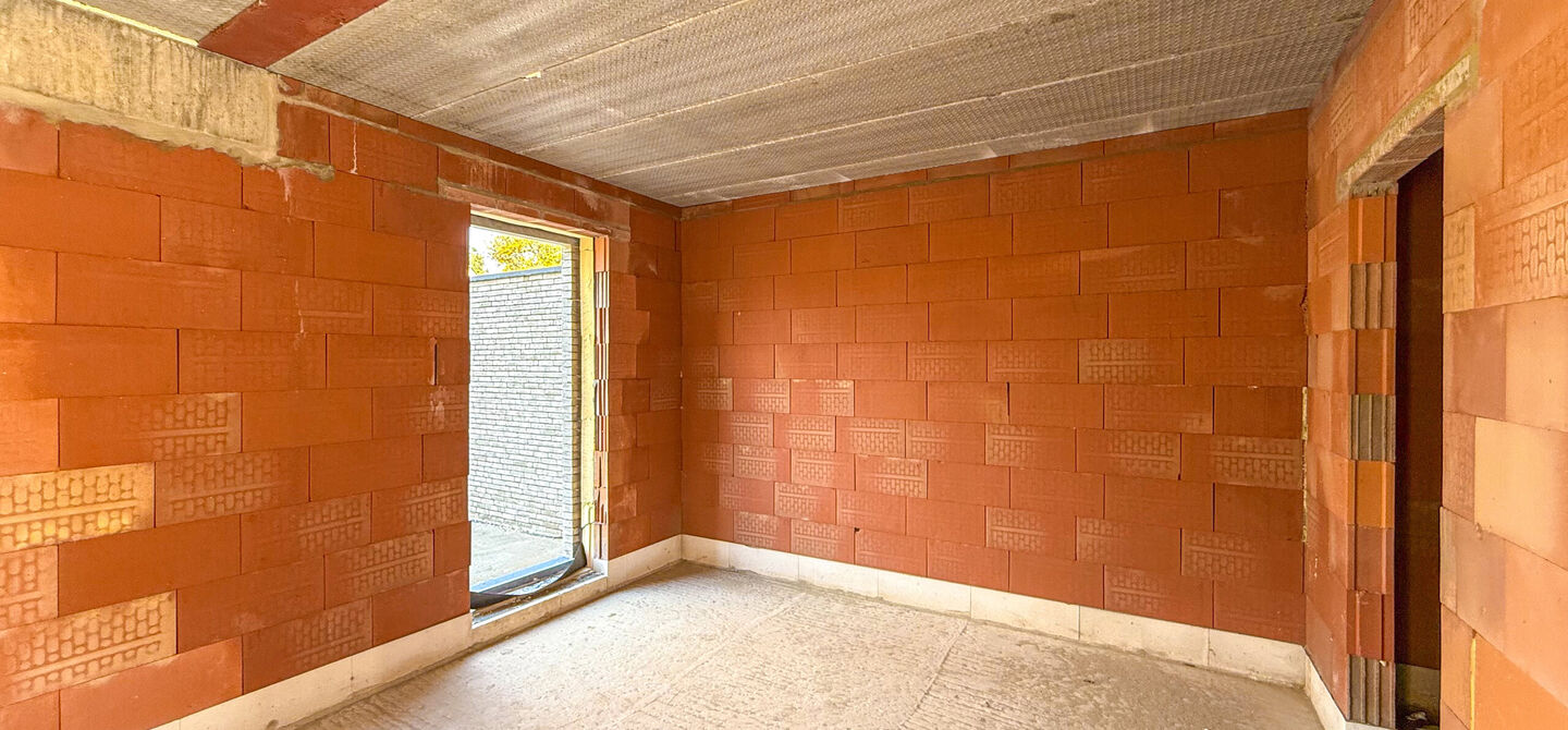 !Laatste woning!

Bij ImmoFusion 7/7 “open huis” : klik op onze 3D-TOUR.
Ervaar vastgoed alsof je er zelf doorloopt!

Stap binnen in deze ruime en lichtrijke nieuwbouw casco woning, gelegen in de Schootstraat 139 te Heusden-Zolder. Deze woning biedt e