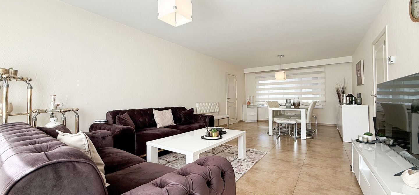 Ontdek deze instapklare woning aan de Oudstrijderslaan 37 in Heusden-Zolder, een ideale gezinswoning die in 2017 volledig gerenoveerd werd. Met maar liefst 4 slaapkamers, een vernieuwd dak, ramen en deuren in PVC met dubbel glas én rolluiken, geniet je h