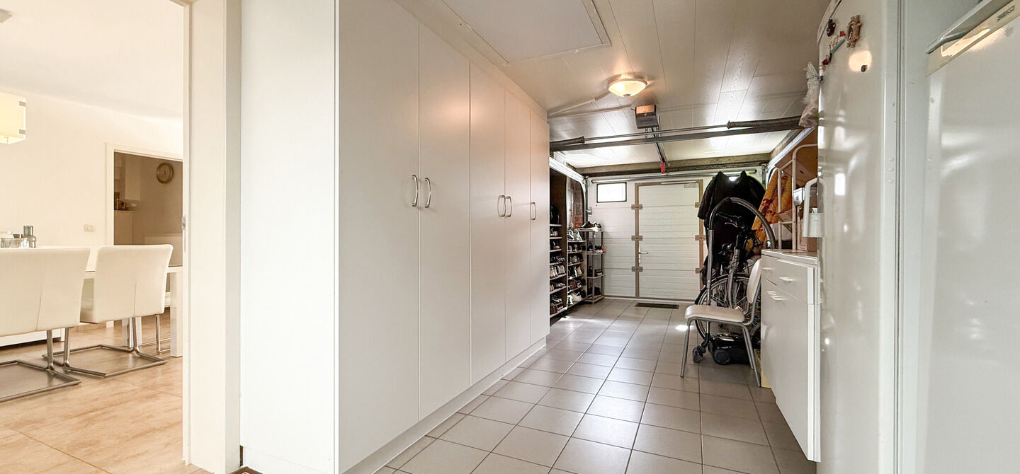 Ontdek deze instapklare woning aan de Oudstrijderslaan 37 in Heusden-Zolder, een ideale gezinswoning die in 2017 volledig gerenoveerd werd. Met maar liefst 4 slaapkamers, een vernieuwd dak, ramen en deuren in PVC met dubbel glas én rolluiken, geniet je h