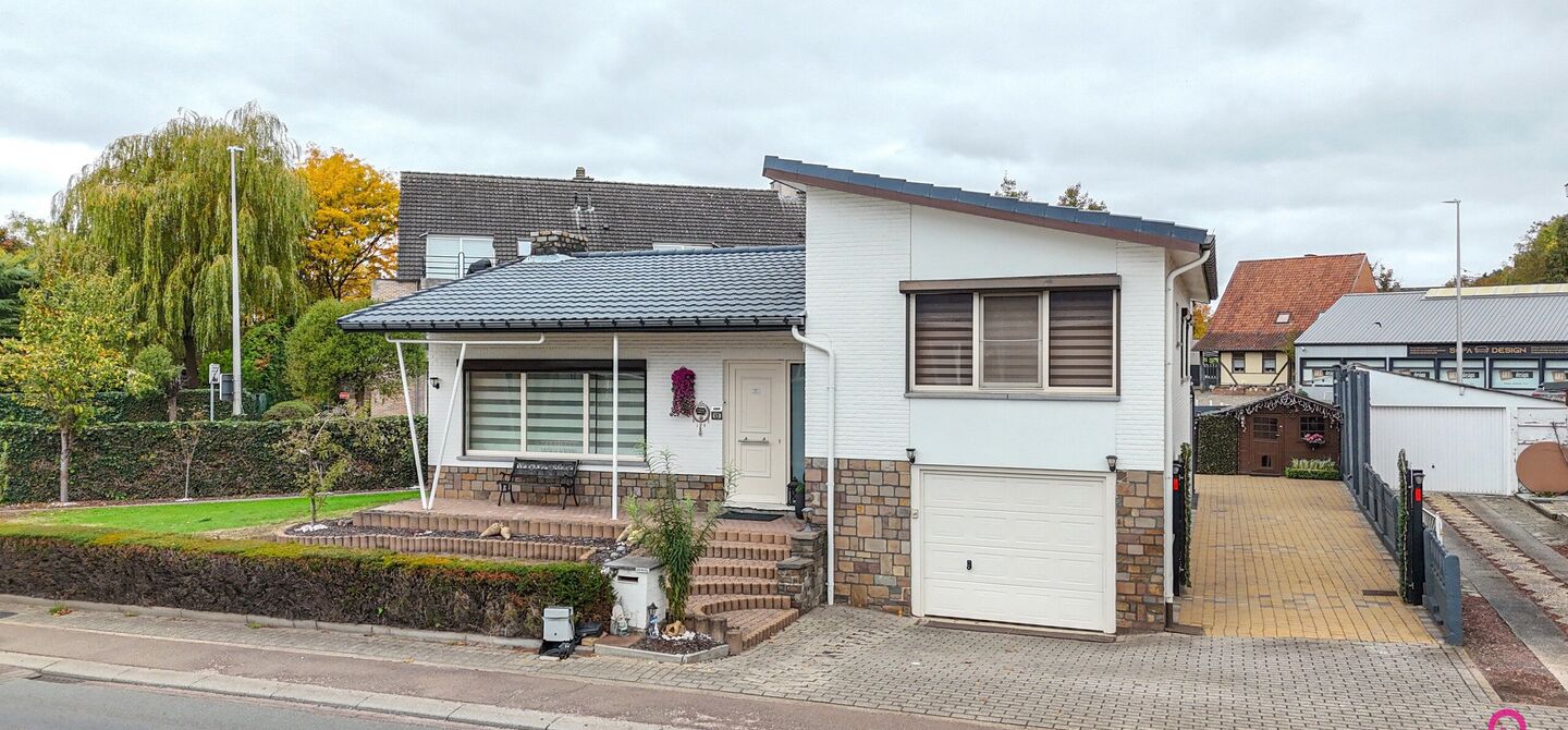 Bij ImmoFusion 7/7 “open huis”: klik op onze 3D-TOUR.
Ervaar vastgoed alsof je er zelf doorloopt!
Ontdek deze charmante open bebouwing aan de Edward Staintonstraat 17 in Heusden-Zolder, perfect gelegen in het centrum van Heusden. Deze woning met een